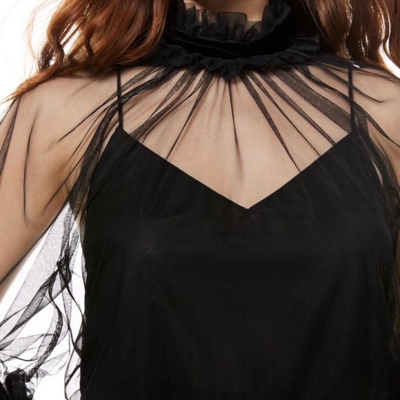 Alice and Olivia ALEXIA MOCK RUFFLE NECK CROP T… - Picture 3 of 5